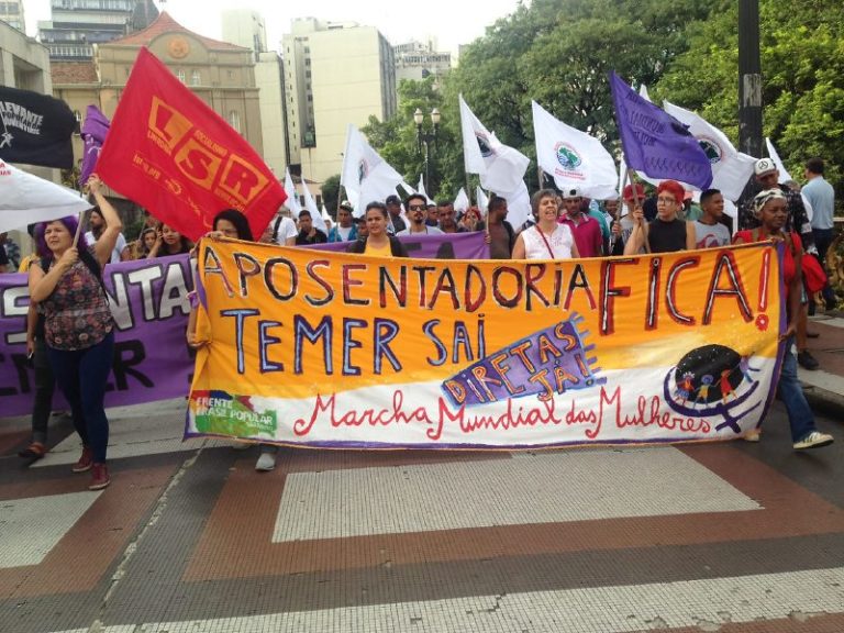 Mulheres ocupam prédio do INSS em São Paulo