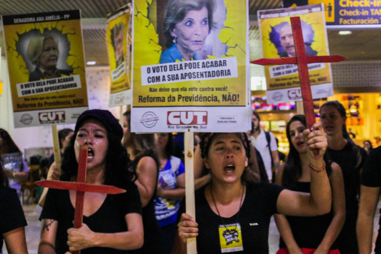 Mulheres protestam contra a Reforma da Previdência no aeroporto de Porto Alegre