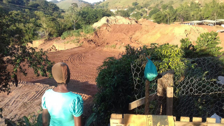 Samarco desaloja famílias 18 meses depois do crime