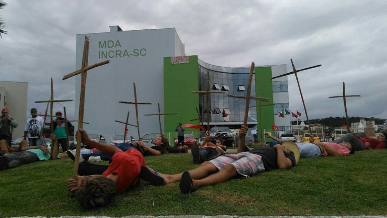 Cerca de 400 trabalhadores Sem Terra ocupam sede do Incra em Florianópolis