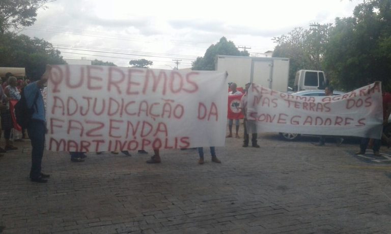 MST faz manifestação no fórum de Ribeirão Preto