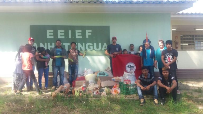 MST encerra mobilizações em Porto Alegre com doação de alimentos para escola indígena