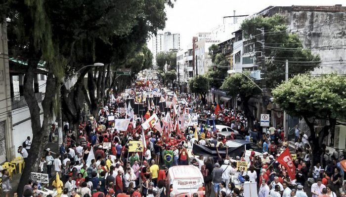 30 mil pessoas marcham contra as reformas do governo Temer