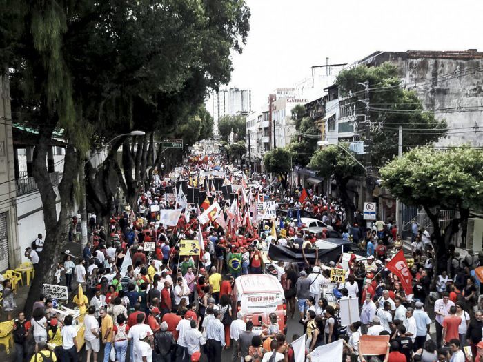 30 mil pessoas marcham contra as reformas do governo Temer