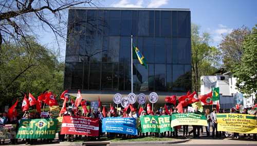 Amigos do Brasil fazem ato em Washington para dizer "Fora temer"