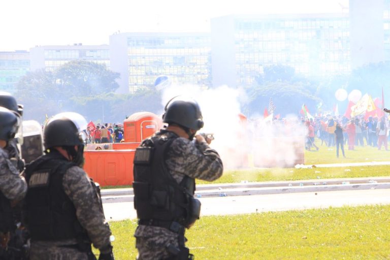 Frente Brasil Popular condena violência e uso de Forças Armadas