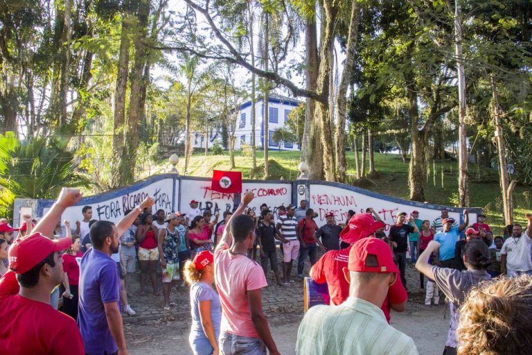 Famílias Sem Terra desocupam fazenda de Ricardo Teixeira celebrando ação vitoriosa