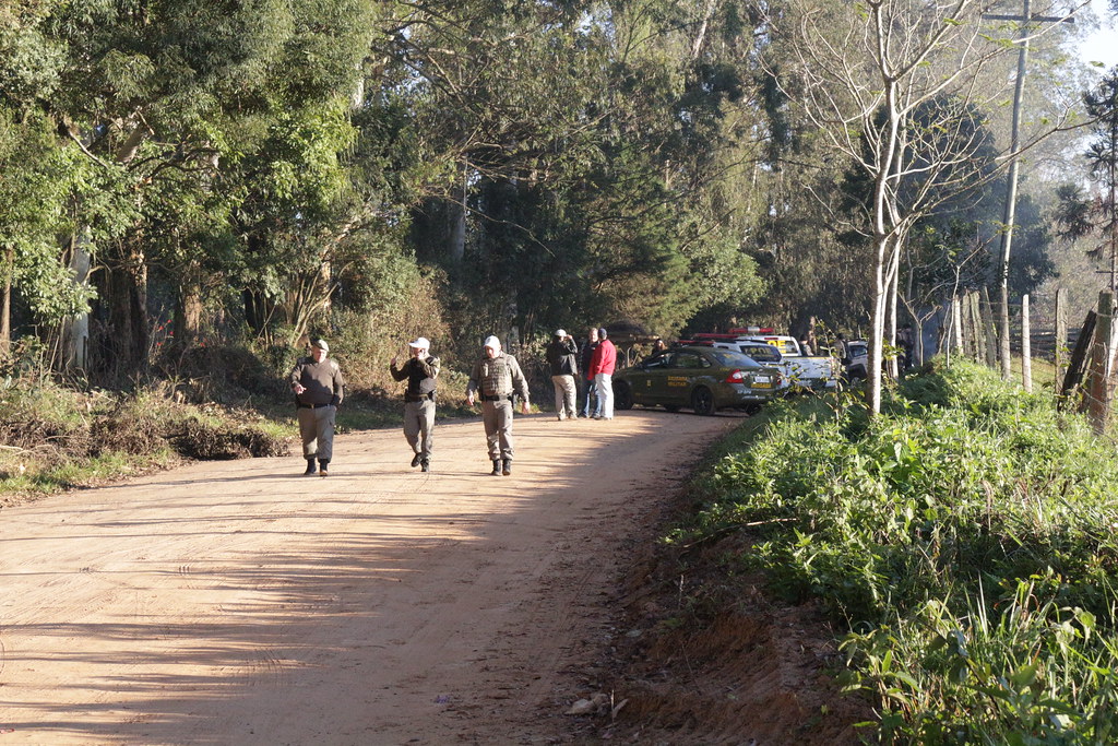 Policiais impediam a entrada de famílias do MST na área ocupada.JPG