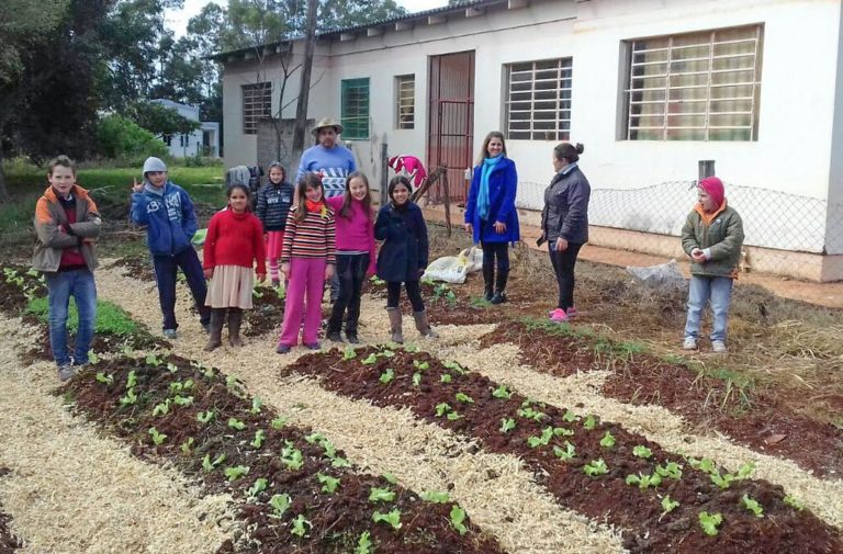 Educandos ‘adotam’ canteiros de hortaliças no Rio Grande do Sul