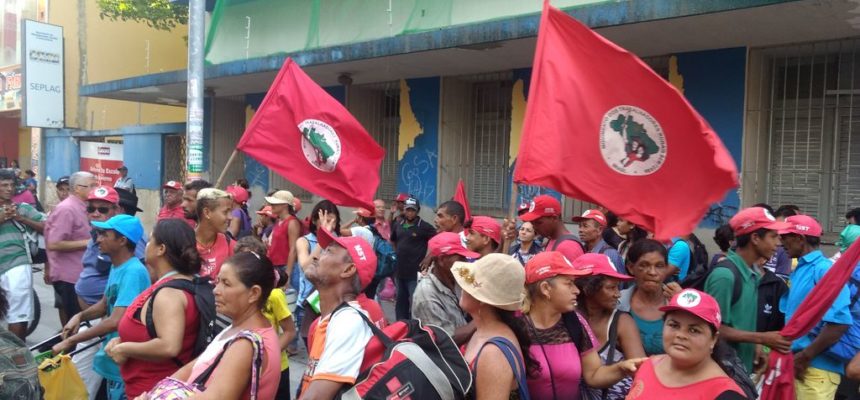 MST ocupa Incra em Maceió