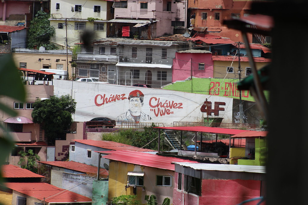 Homenagem a Hugo Chávez em bairro popular de Caracas.JPG