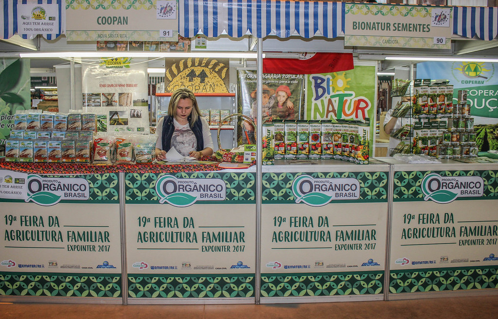 A jovem Bruna afirma que divulgar a produção dos assentamentos da Reforma Agrária é o grande objetivo da Coopan ao participar da Expointer .jpg