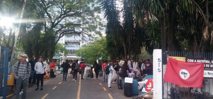 MST desocupa pátio do Incra em Porto Alegre