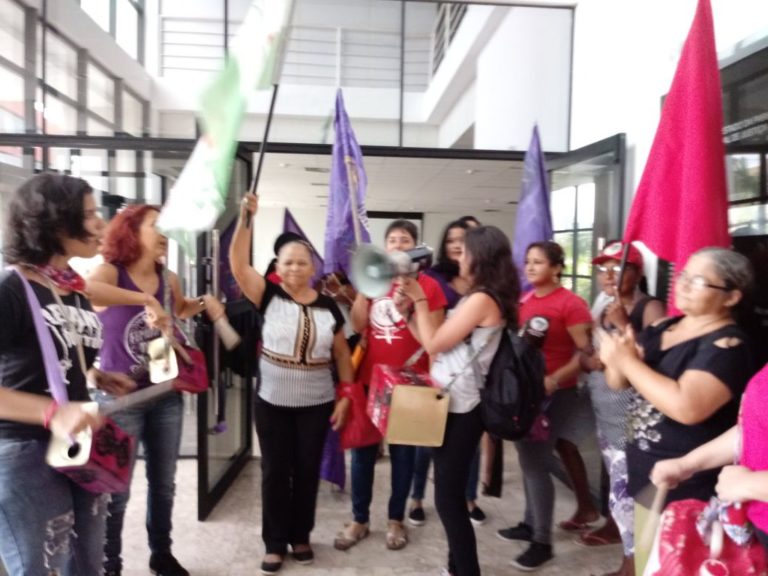 Mulheres do campo e da cidade ocupam o Ministério Público em João Pessoa