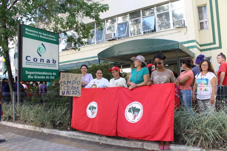 Conab é ocupada por mulheres do campo em Porto Alegre
