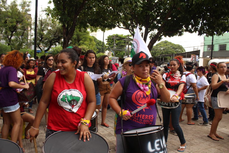 mulheres da Frente Brasil Popular marcham contra contra opressão e em defesa da democracia