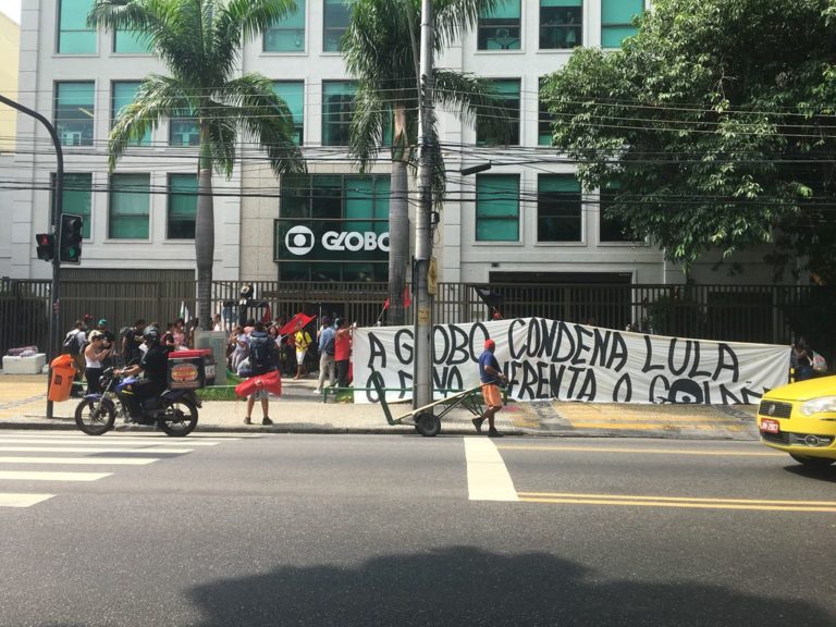 Rede Globo é ocupada por movimentos populares em defesa de Lula