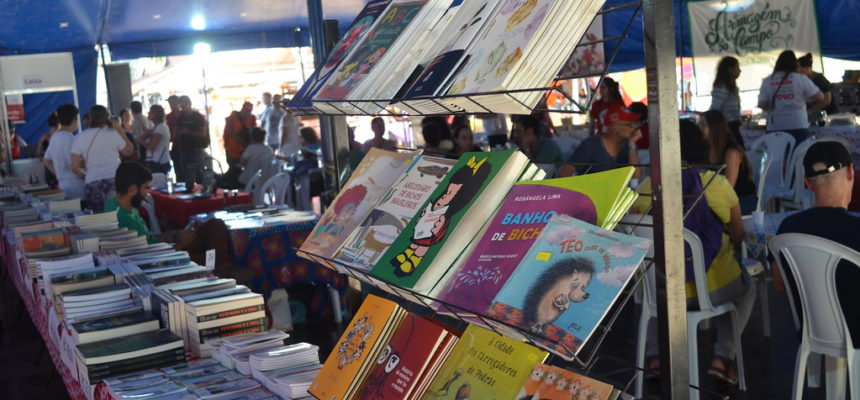 Café com livros saudáveis para a luta