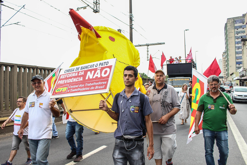 Um versão do “pato da Fiesp_ foi carregado pelos trabalhadores, em Porto Alegre, simbolizando o golpe contra a democracia brasileira.jpg