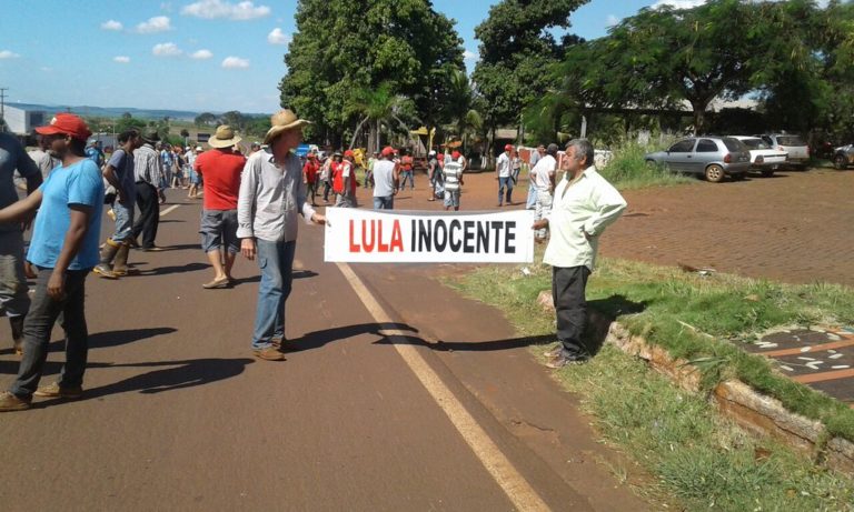 Trabalhadores Sem Terra trancam cinco rodovias no Paraná