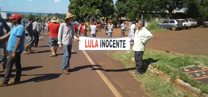 Trabalhadores Sem Terra trancam cinco rodovias no Paraná