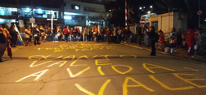 mulheres paralisam o trem da Vale em MG
