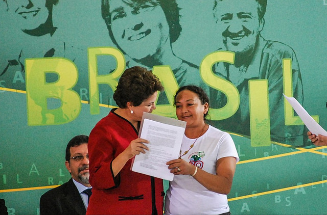 Dilma Ferreira Silva ao lado da então presidenta Dilma Rousseff (PT) DivulgaçãoMAB.jpg