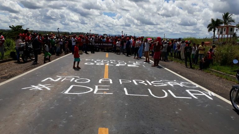 Rodovias são paralisadas na Bahia em defesa de Lula