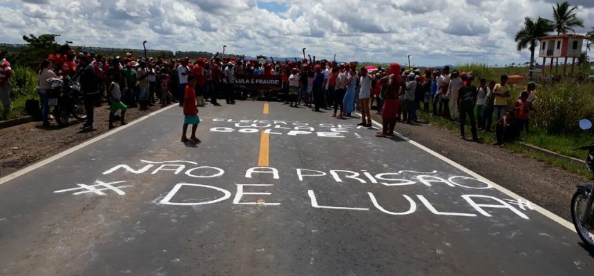 Rodovias são paralisadas na Bahia em defesa de Lula