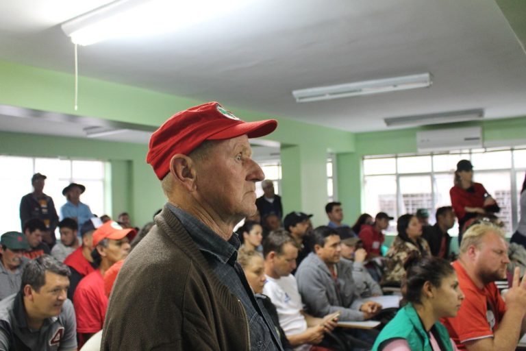 MST no Paraná cobra avanço da reforma agrária em reunião com o Incra