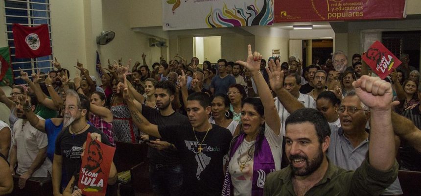 militantes pedem a liberdade de Lula