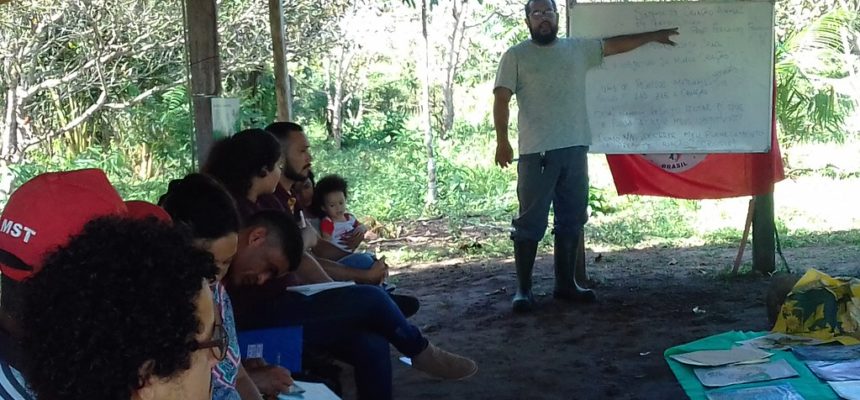 Camponeses e camponesas discutem agroecologia como modelo na produção de alimentos