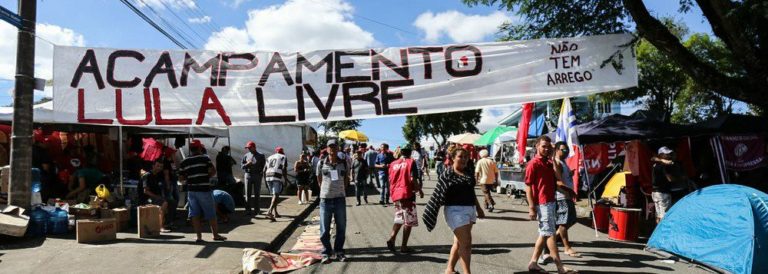 Movimentos que compõem a Vigília Lula Livre afirmam que vão lutar contra ação de despejo