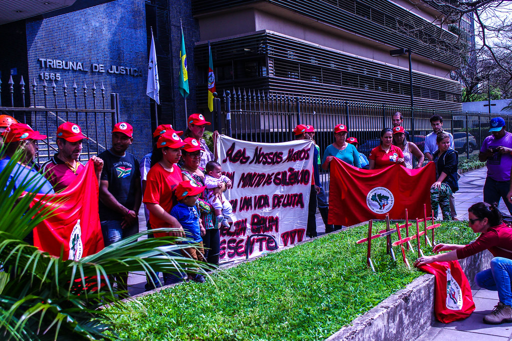 Vigilia do MST em frente ao TJRS_Foto - Maiara Rauber.jpg