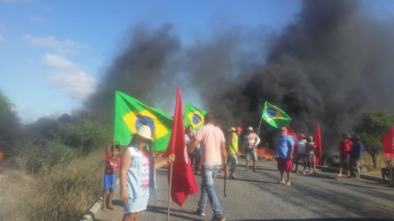 MST realiza trancamentos de estradas em Pernambuco