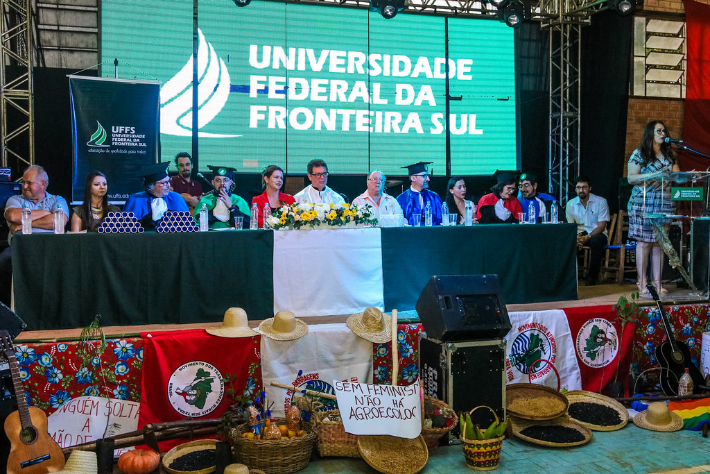 Colação de grau reuniu representantes da UFFS, do Instituto Educar, do Incra e amigos do MST, entre outros. Foto Leandro Molina.jpg