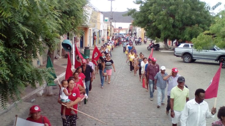 MST realiza caminhada e ocupa a prefeitura de Quixeramobim (CE)