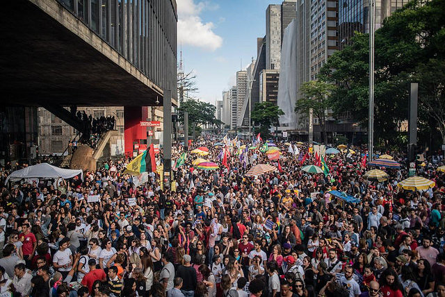 Milhares de manifestantes vão às ruas do Brasil contra Bolsonaro