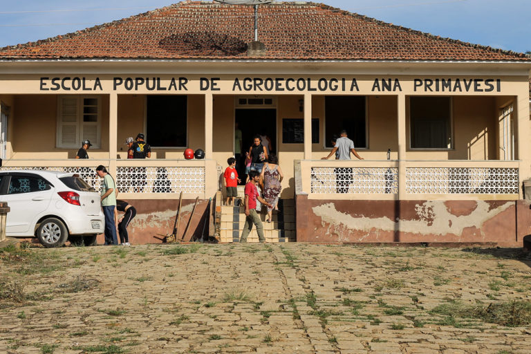 Escola popular Ana Primavesi usa agroecologia para capacitar as famílias do Vale do Paraíba