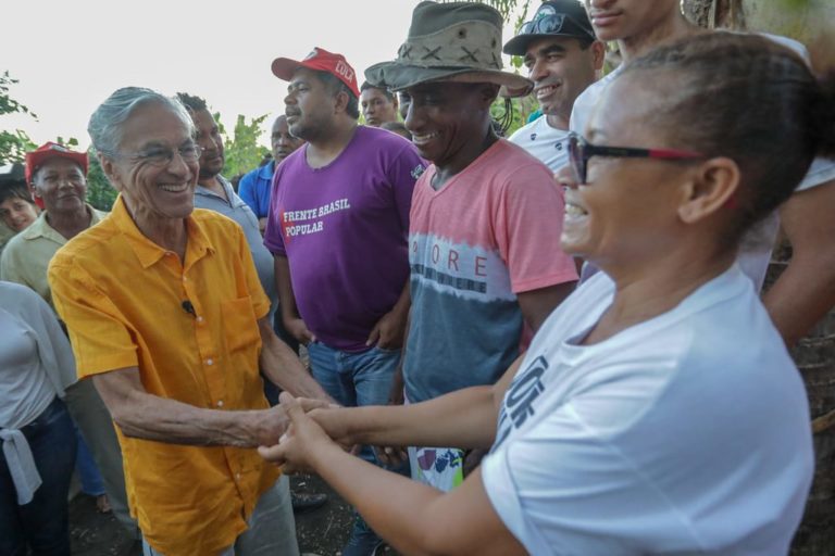 Caetano Veloso visita assentamento do MST no Recôncavo da Bahia
