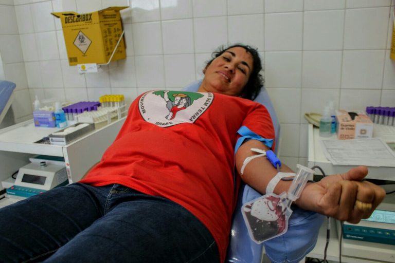 Integrantes do MST fazem mutirão de doação de sangue em Curitiba