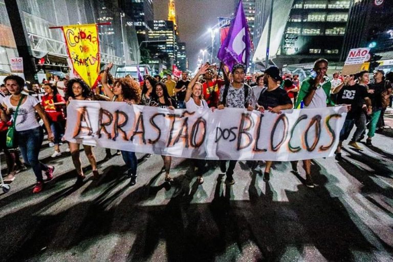 Carnaval também é resistência: Folia arrasta blocos de protestos pelas ruas do país