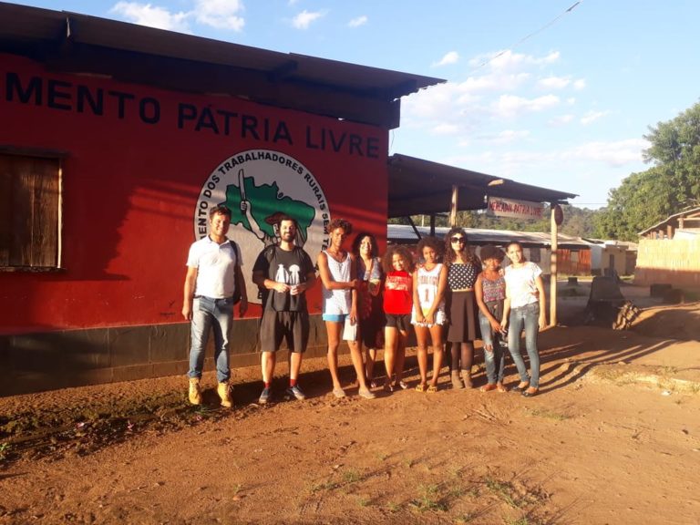 Tulipa Ruiz visita acampamentos atingidos pela mineração em MG
