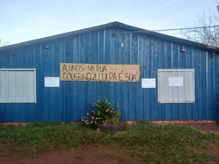 Ato em assentamento apoia a greve dos professores estaduais do Paraná