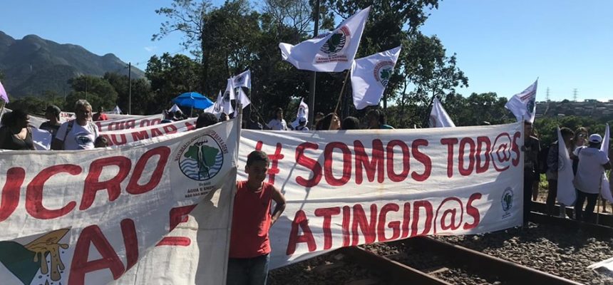 Atingidos ocupam linha de trem da Vale no Espírito Santo