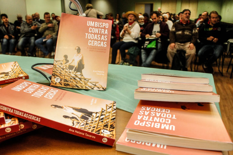 Livro sobre a vida de Pedro Casaldáliga é lançado em Porto Alegre