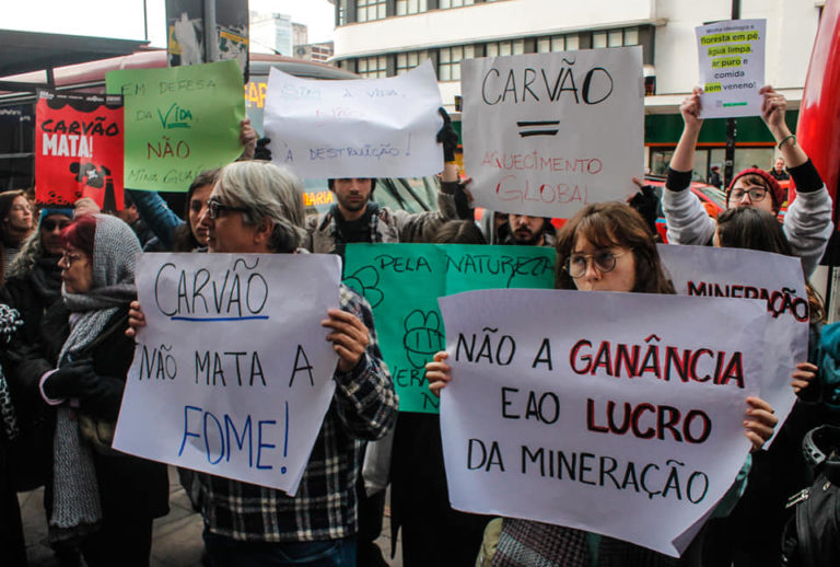 Protesto cobra audiência da Fepam sobre a Mina Guaíba em Porto Alegre