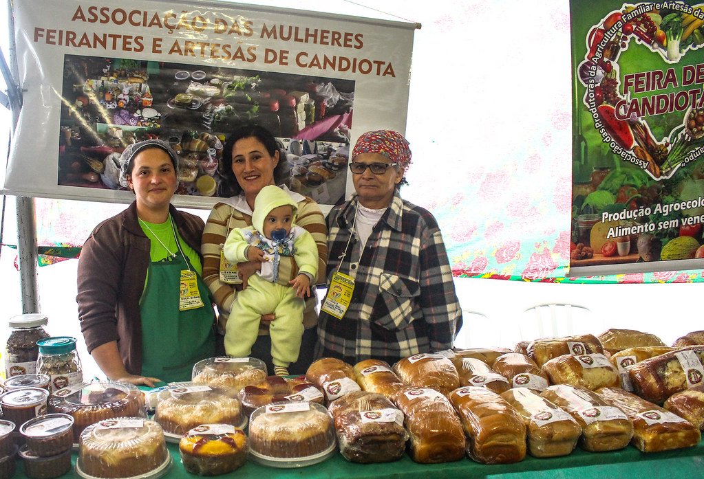 Representantes da associação de mulheres de Candiota comercializaram seus produtos na Feicoop e EcoSol. Foto - Maiara Rauber.jpg
