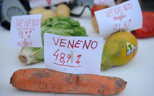 Ameaça não está apenas nas lavouras: veneno está nos alimentos e na água das cidades
