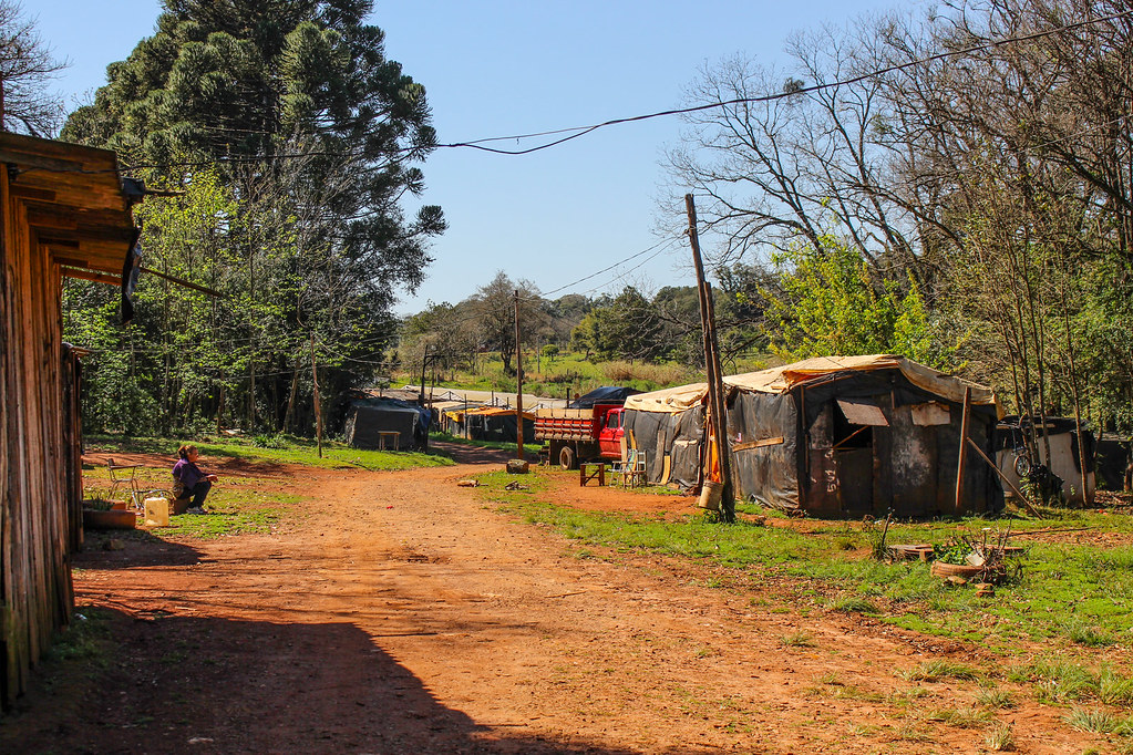 Trinta famílias do MST vivem em barracos de lona nas terras de Dal Agnol. Foto - Catiana de Medeiros..jpg